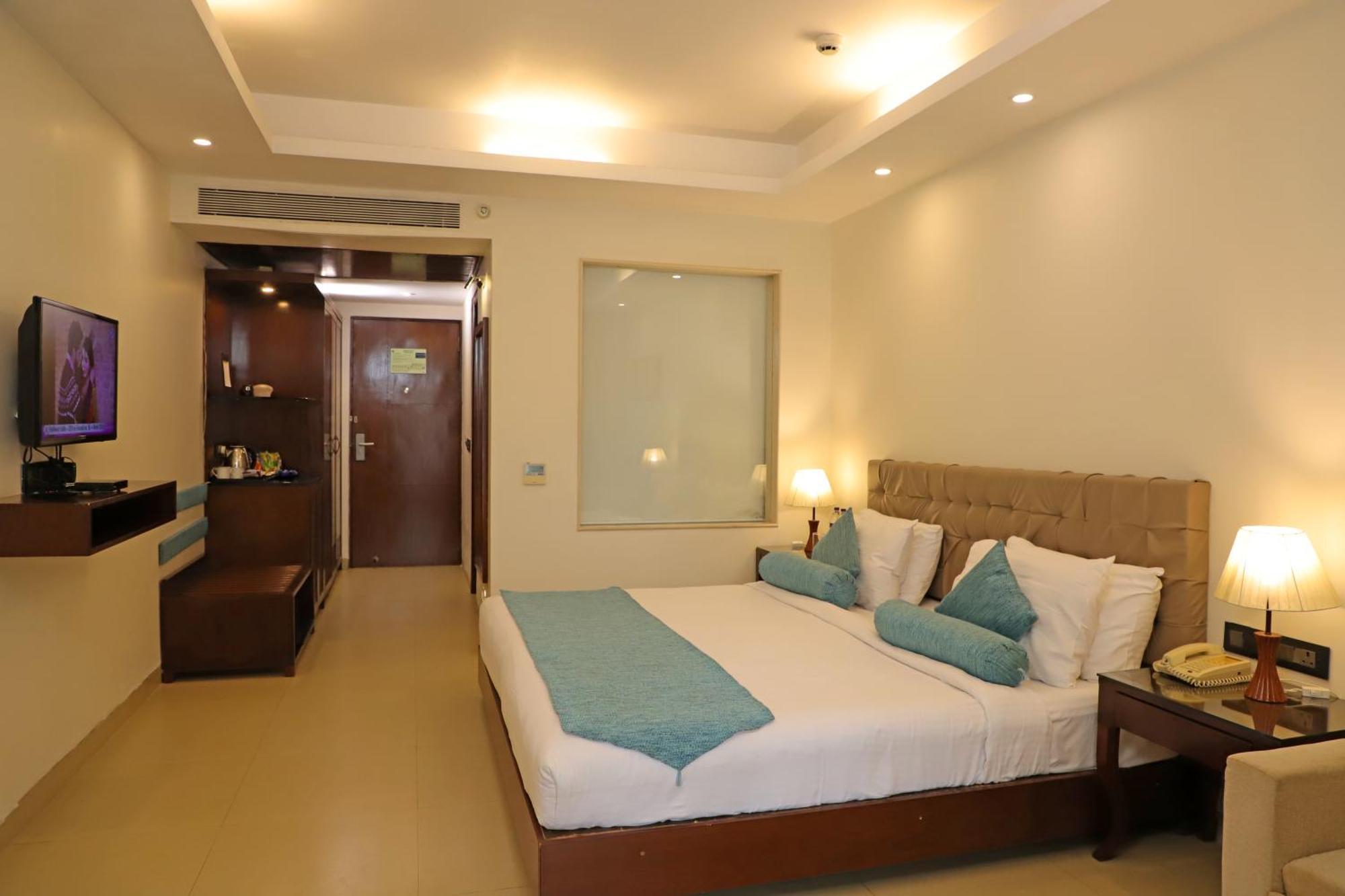 Golden Tulip Candolim, Goa Resort